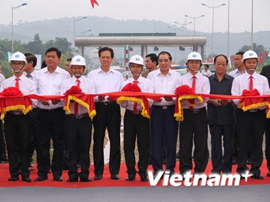 ផ្លូវហាយវ៉េវែងបំផុតនៅវៀតណាមបើកឲ្យធ្វើចរាចរ។